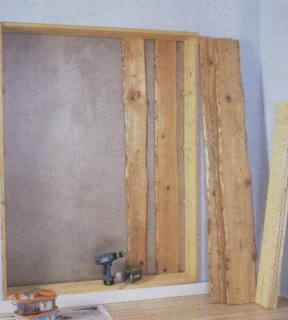 открытый стеллаж из досок